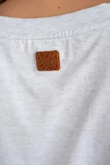 Remera gris melange de algodón y elastano, de corte clásico y mangas cortas.