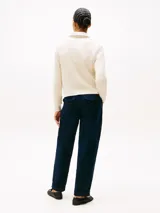 Sweater de punto trenzado fino Tommy Hilfiger, color blanco, de corte regular, cuello redondo y mangas largas con hombros ligeramente caídos. Presenta detalles de canalé en cuello, puños y bajo, con el logo bordado en el pecho.