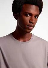 Remera básica de manga corta y cuello redondo, de corte recto y color gris topo.
