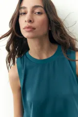 Blusa sin mangas de satén con cuello redondo y diseño holgado.