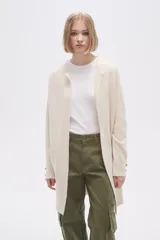 Saco de punto abierto, color negro, con cuello redondo, manga larga y bolsillos frontales aplicados.