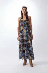 Vestido largo con estampa de caracoles en tonos celeste, marrón y negro, breteles finos y escote en V.