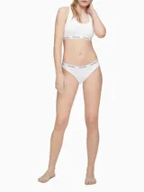 Bombacha tipo bikini de algodón elástico con tiro medio y cobertura trasera moderada. Presenta una cinturilla elástica distintiva con el logo de la marca estampado.