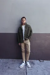 Pantalón cargo color beige con bolsillos laterales y corte ajustado.