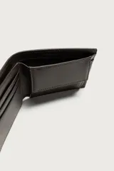 Billetera plegable de diseño clásico con acabado texturizado. Cuenta con compartimento para billetes, ranuras para tarjetas y monedero con cierre de clip.