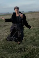 Tapado corto de piel sintética en color negro, con cuello solapa y diseño elegante. Ideal para elevar looks formales o de fiesta.