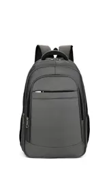 Mochila urbana de diseño funcional en color gris, con múltiples compartimentos con cierre, bolsillo frontal y bolsillos laterales de red. Cuenta con compartimento interno para notebook y correas acolchadas ajustables.