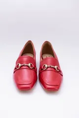 Mocasines de cuero color verde oliva, con detalle de herraje metálico dorado en el empeine y taco bajo cuadrado.