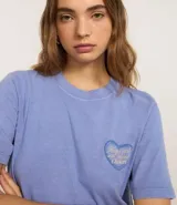 Remera celeste de corte amplio, con cuello redondo y mangas cortas. Estampado en la espalda con un corazón y texto en color azul.