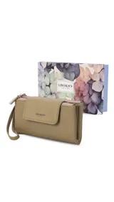 Billetera larga marca Lincoln's color marrón claro, confeccionada en material sintético con textura granulada. Cuenta con solapa frontal con cierre de broche, correa de mano lateral y compartimento principal con cierre.