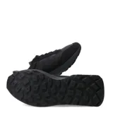 Championes urbanos New Balance modelo U370, color negro. Presentan un diseño de perfil bajo con exterior que combina paneles de gamuza y tejido textil, con el logo de la marca en el lateral y suela de goma resistente.