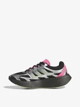 Zapatillas Adidas Adizero Aruku de running, con capellada de malla negra y refuerzos plateados, detalles en verde neón y rosa, y suela de goma negra con plataforma.