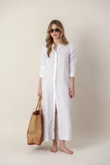 Camisola larga color lila de lino con cuello camisero y mangas largas.