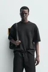 Sudadera de manga corta con corte relajado, confeccionada en tejido interlock de algodón con elasticidad y cuello redondo.