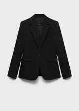 Blazer negro de corte entallado, con cuello de solapa con muesca, hombros estructurados, cierre frontal de un botón, bolsillos de ribete delanteros y manga larga.