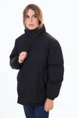 Campera puffer de corte oversize y diseño minimalista, con cuello alto, cierre frontal oculto y puños elásticos.