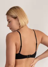 Soutien de microfibra con copa soft triangular, sin aro y sin costuras. Cuenta con breteles regulables.