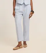 Pantalón fluido Marfinno modelo pijama, color blanco, confeccionado en viscolino. Cuenta con cintura elástica en la espalda, lazo de ajuste, pliegues frontales y bolsillos laterales.