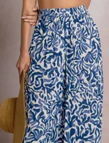 Pantalón palazzo de tiro alto con cintura elastizada, corte de pierna súper ancha y estampado abstracto en tonos azul y blanco.