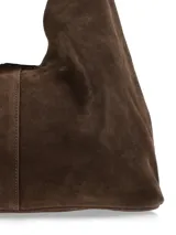 Cartera tipo hobo de gamuja color marrón chocolate, con diseño flexible de hombro, costura central vertical y correa integrada.