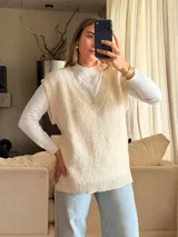 Chaleco tejido de punto jersey en mezcla de lana y mohair, con cuello en V y terminaciones acanaladas en escote, sisas y ruedo.