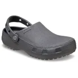 Zuecos Crocs modelo Classic Crafted, de color beige, con parte superior de lona textil lavada, suela Croslite y correa de talón pivotante.
