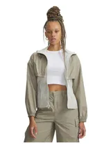 Campera técnica 3 en 1 con diseño modular, confeccionada en tejido ripstop de nailon resistente al agua con acabado brillante. Presenta un diseño bicolor en tonos beige y blanco, con capucha, cierre frontal, puños elásticos y bolsillos funcionales.