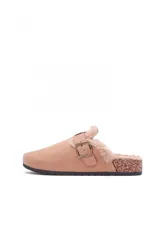 Sueco tipo zueco de gamuza color beige, con interior forrado en piel sintética suave y detalle de tira con hebilla metálica ajustable en el empeine. Suela de corcho y base de goma antideslizante.