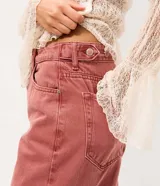 Pantalón baggy de sarga de algodón color rosado, con cintura media, bolsillos funcionales y ajuste mediante botón y cierre.