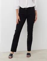 Pantalón largo de gabardina elastizada color celeste, marca Zac & Rachel. Tiene pretina con pasadores, botón y cierre. Delantera con tres bolsillos y trasera con bolsillos ojal.