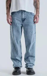 Pantalón de denim de cinco bolsillos, color azul claro con lavado ácido, de calce ancho (wide leg).