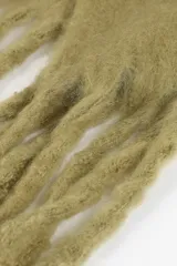 Bufanda larga color beige con flecos en los extremos.