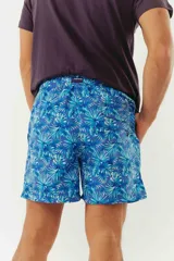 Short de baño azul con franjas horizontales en celeste y azul claro. Cuenta con cintura elástica ajustable con cordón, dos bolsillos laterales y uno trasero.