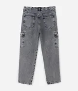 Pantalón de jean gris con efecto acid wash, modelo baggy de corte ancho, cintura con trabillas y bolsillos cargo en los laterales.