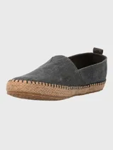 Alpargatas Hush Puppies modelo Hubert, color negro, con suela de yute trenzado y costuras decorativas. Diseño slip-on con elástico en el empeine.