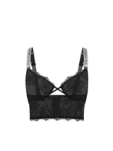 Bralette longline de encaje negro sin forro con aros, escote en V pronunciado, aberturas entrecruzadas en el centro y tirantes brillantes con logo de pedrería.