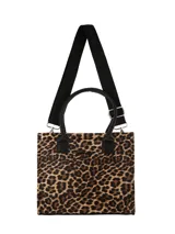 Cartera tipo tote bag de cuerpo soft en color blanco, con detalles y asas en cuerina negra. Cuenta con correa larga ajustable y manijas cortas.