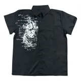 Camisa de manga corta color negro, con corte regular y cierre frontal de botones. Presenta un estampado gráfico en blanco en el lado derecho del pecho con motivos artísticos y tipografía gótica.