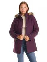 Gabardina impermeable color violeta con capucha desmontable con borde de piel sintética. Presenta cierre frontal oculto con botones a presión, bolsillos laterales con solapa y costuras matelassé, y ajuste interno en la cintura. El diseño incluye detalles capitoneados en hombros y espalda, y trabas en los puños.