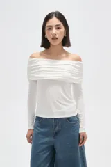 Top de manga larga color blanco, confeccionado en viscosa, con diseño al cuerpo y cuello estilo strapless con detalle de frunces en la parte superior.
