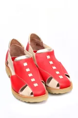 Zapato tipo sandalia plana de cuero liso en color rojo cereza con detalles en color crema. Presenta paneles laterales elásticos, suela dentada y diseño con aberturas.