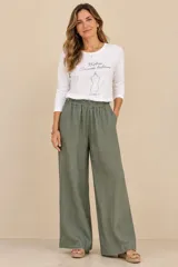 Pantalón de lino verde militar, de corte wide leg, con cintura elástica fruncida y bolsillos laterales.
