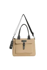 Bolso tipo tote y bandolera de la marca Trendy, color beige con detalles y asas en negro. Cuenta con un bolsillo frontal con solapa y hebilla decorativa, doble asa de mano y correa larga ajustable y extraíble.