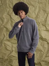 Buzo tipo fleece con cierre medio frontal y cuello alto, confeccionado en tejido de algodón. Presenta un diseño de calce cómodo y versátil.