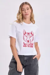 Remera blanca de algodón con estampa de un lobo en color rojo y la frase "be wild".