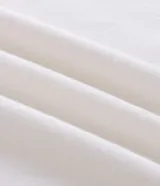 Camisa polo de manga corta confeccionada en algodón, con cuello en V y detalles en color contrastante en el cuello y los puños. Presenta un diseño de tejido en media malla, ofreciendo una textura suave y transpirable.