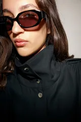 Chaqueta oversize de modal con cuello subido, cierre frontal con botones a presión y mangas largas con puños elásticos. Presenta trabillas en los hombros, bolsillos de vivo en el delantero y bajo abullonado con elástico.