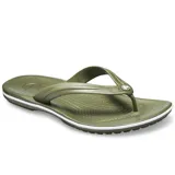 Ojotas Crocband Flip de Crocs, color verde militar con una línea blanca en la entresuela. Diseño ligero con tira superior de TPU y plantilla con textura de masajes.