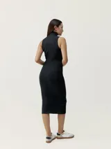 Vestido negro midi ajustado al cuerpo, sin mangas y con cuello alto.