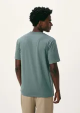 Camiseta básica de manga corta y cuello redondo, color rojo oscuro.